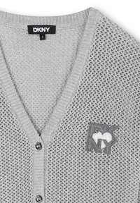 Cardigan en tricot gris avec un décolleté en V, présentant un motif texturé, des boutons sur le devant et une étiquette avec logo sur le côté gauche.