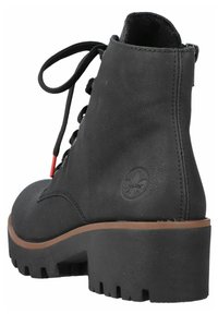Bottine noire à bout rond, design à lacets, tige en cuir texturé, semelle marron contrastante et détail de logo gravé au niveau du talon.