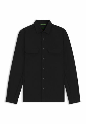 Camicia nera a maniche lunghe con colletto appuntito, due tasche sul petto, chiusura con bottoni e una texture liscia. Presenta sottili dettagli sulle spalle.