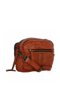 Borsa a tracolla in pelle marrone con chiusura a zip, tracolla regolabile e logo ad ancora impresso. Finitura testurizzata con cuciture dettagliate.