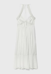 Robe blanche à bretelles avec des détails en dentelle, présentant un buste ajusté et une jupe fluide. Fabriquée en tissu léger avec une finition texturée.