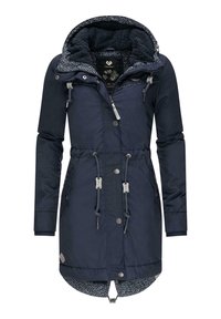 Marinblå isolerad jacka med dragsko i midjan, en strukturerad huva och silverfärgad hårdvara. Har en knapplåsning och dragkedja framtill.