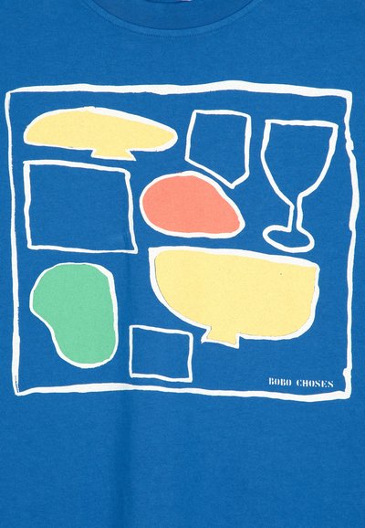 Modré bavlněné tričko s grafickým designem, který obsahuje bílé obrysy a barevné geometrické tvary v žluté, červené, zelené a oranžové.