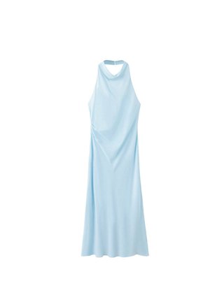 Vestido maxi sin mangas azul claro con cuello halter, cierre trasero con cremallera y tela fluida.
