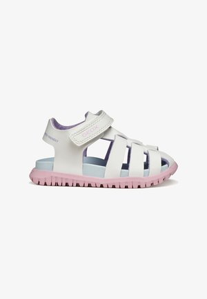 Sandalia infantil blanca y rosa con tiras ajustables, puntera cerrada y suela acolchada diseñada para la comodidad y el soporte.