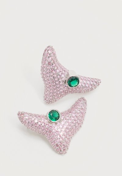 Ζευγάρι τριγωνίσια ασημένια σκουλαρίκια καλυμμένα με μικρές ροζ πέτρες με ένα κεντρικό στρογγυλό πράσινο πολύτιμο λίθο σε κάθε ένα.