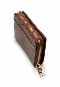 Portafoglio in pelle marrone con finitura testurizzata, dotato di chiusura con zip dorata e tasca esterna piatta. Design compatto con forma rettangolare.