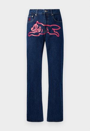 Denimjeans med lige snit. Mørkeblå farve, med et stort pink katte-design på baglommen. Klassisk metalknap og nitter.