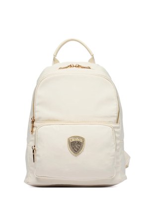 Zaino color crema con tasca frontale con cerniera, cerniere color oro, manico superiore e stemma a forma di scudo sulla tasca.