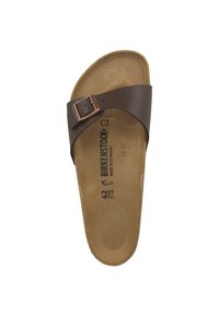 Sandal in pelle Birkenstock marrone con una sola fascia e una fibbia metallica, suola in sughero stratificato e una soletta testurizzata. Taglia 42.