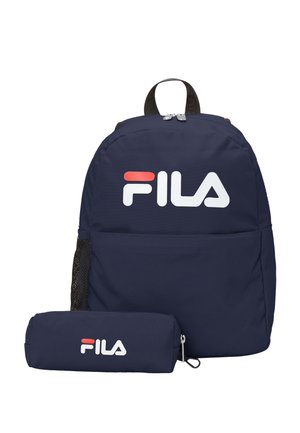 Marineblå FILA-rygsæk med lynlåslomme foran og matchende penalhus, begge med hvid og rød FILA-logo.