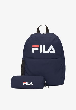 Marineblå FILA-rygsæk med lynlåslomme foran og matchende penalhus, begge med hvid og rød FILA-logo.