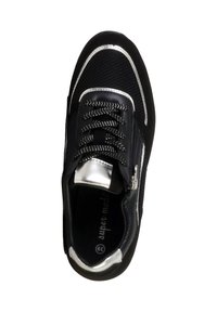 Baskets noires et argentées avec une tige en mesh, des lacets à motifs et une fermeture éclair latérale, vues de dessus, taille 39 indiquée à l'intérieur.