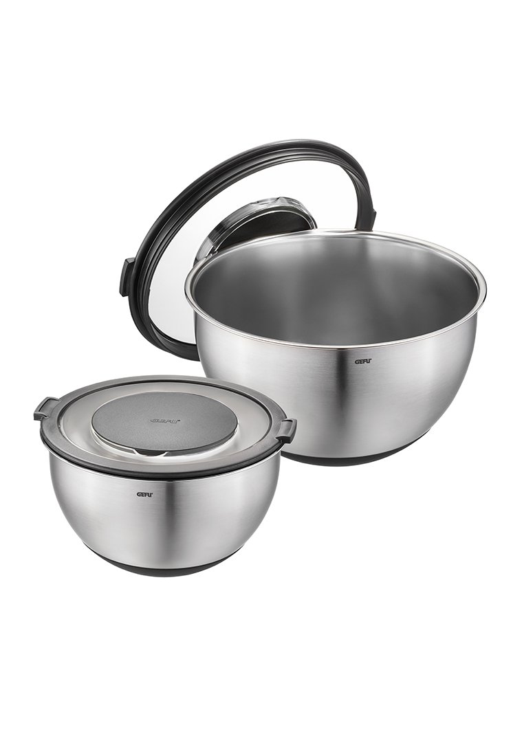 Zestaw misek do mieszania ze stali nierdzewnej z wysokim połyskiem. Zawiera większą miskę z kopułową pokrywą oraz mniejszą miskę z czarną uszczelką silikonową.