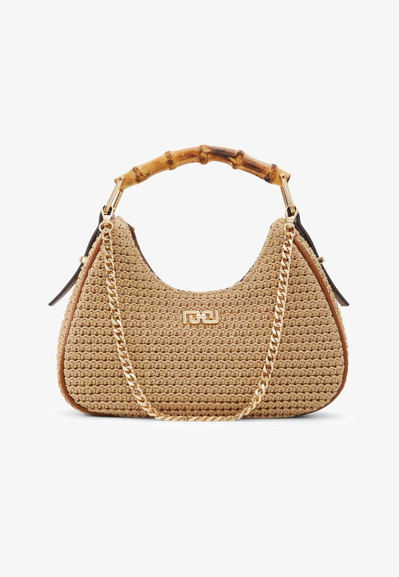 Sac à main tissé beige avec poignée incurvée en bambou, bandoulière chaîne dorée et petit logo doré au centre avant.