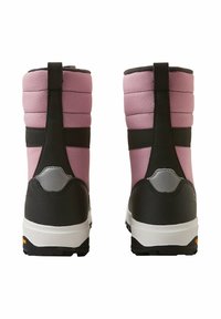 Botas de invierno aisladas en rosa y negro con parte superior de tela texturizada, secciones acolchadas y suela de goma sólida. Presenta un talón reforzado.