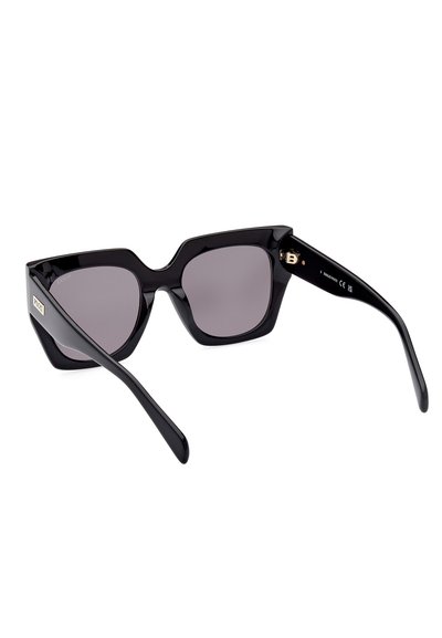 Sorte, kantede solbriller med grå linser, med et dristigt geometrisk design og guldhardware detaljer på stængerne.