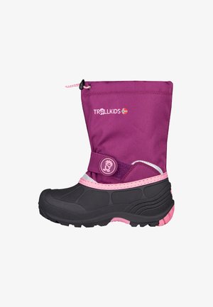 Lila und schwarze Kinderwinterschuhe mit pinken Akzenten, verstellbarem Riemen, Zugkordel und "TROLLKIDS"-Logo mit norwegischer Flagge.