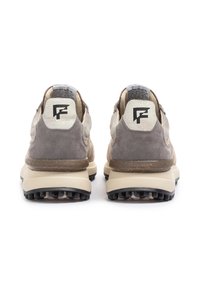 Zapatillas deportivas marrones y beige con parte superior de ante y malla, suela de goma texturizada y logo en contraste en el talón.