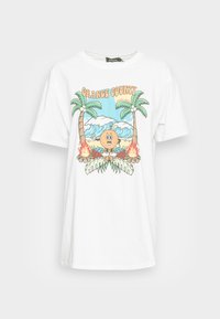 T-shirt de algodão branca com uma impressão gráfica de palmeiras, ondas e um personagem de cartoon com o texto "ORANGE COUNTY". Mangas curtas.