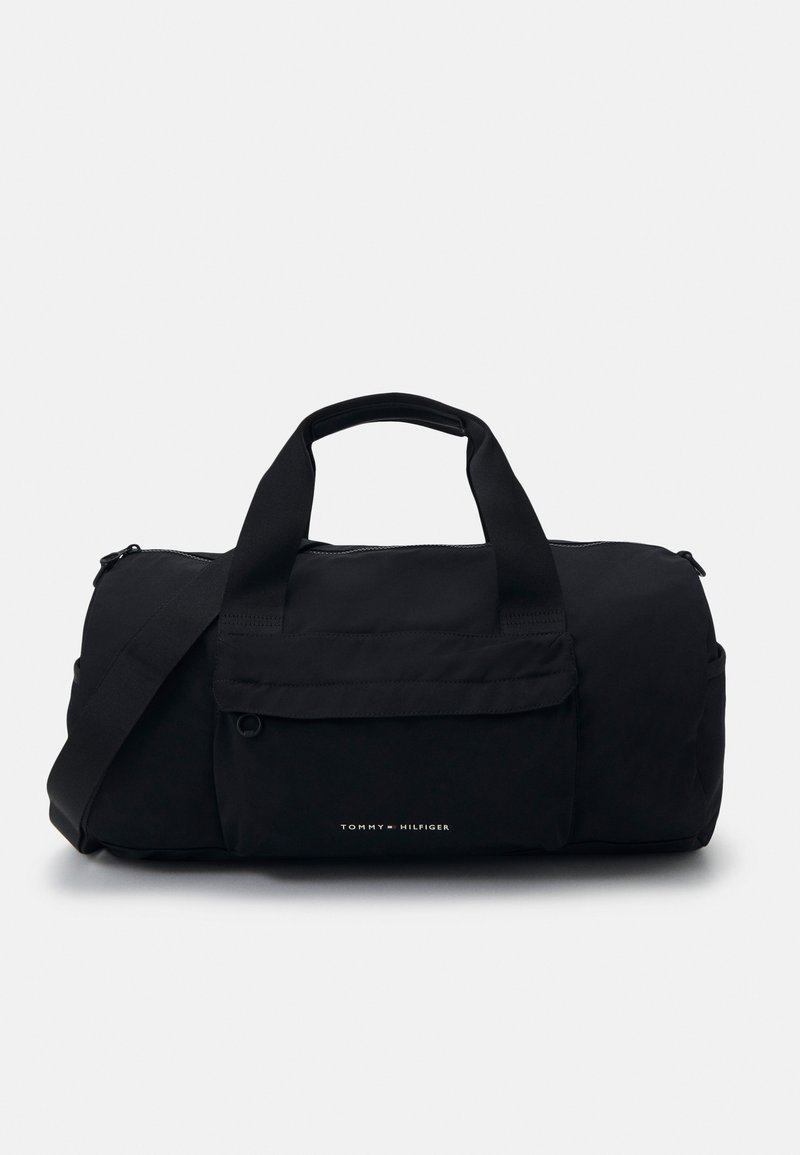 Borsa duffle nera realizzata in tessuto resistente, con chiusura a zip, due manici robusti e una tracolla regolabile. Logo sul davanti.