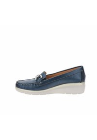 Mocasín de cuero azul para mujer con suela cuña blanca y detalle de hebilla plateada en la parte superior, mostrado desde una vista lateral.