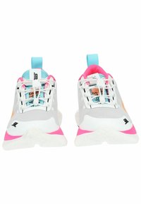 Scarpe da ginnastica grigie con una tomaia in rete, dettagli rosa e turchese, suola bianca e un linguetta sul tallone per indossarle facilmente.