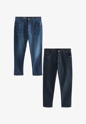 Twee paren slim-fit jeans in donker en middelblauw denim. Voorzien van vijf zakken, metalen hardware en contrasterende stiksels.