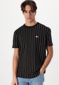 Tommy Jeans VERTICAL STRIPE TEE UNISEX - Camiseta estampada - black
