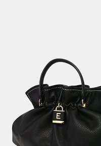 Borsa in pelle nera con parte superiore arricciata, doppio manico corto, hardware dorato e un piccolo dettaglio con lucchetto raffigurante la lettera "E" incisa.