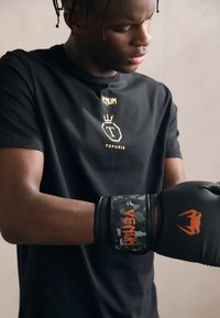 Venum UNMATCHED TOPURIA EDITION - Majica kratkih rukava s printom - black/antique gold