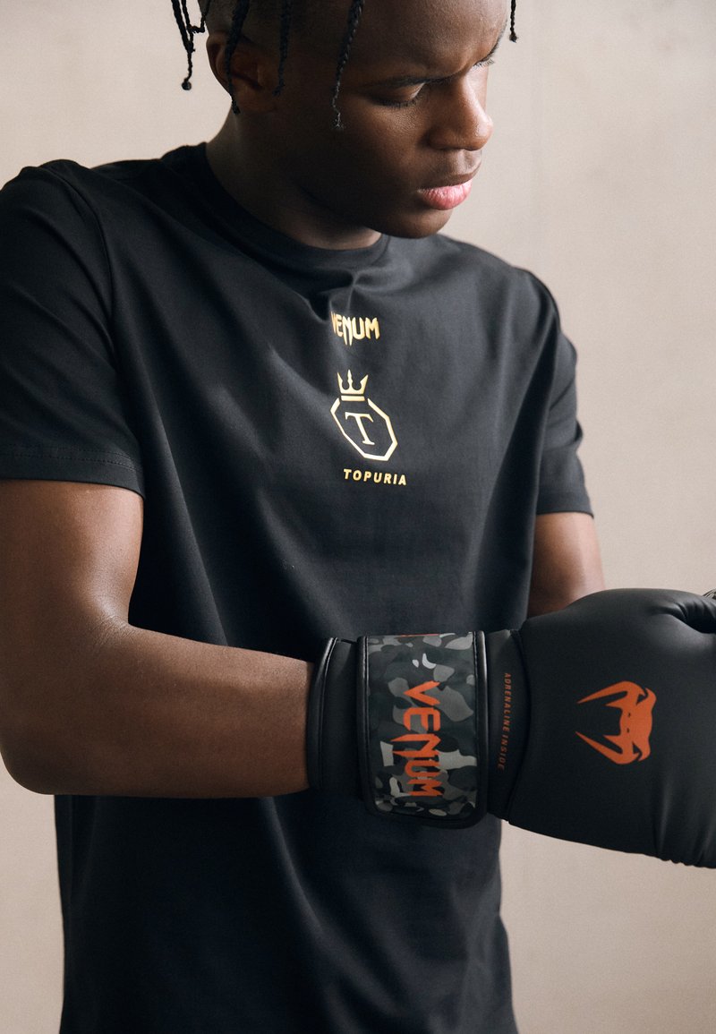 Venum UNMATCHED TOPURIA EDITION - Camiseta estampada - black/antique gold