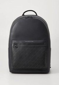 Zwarte leren rugzak met een gladde afwerking, voorzien van een gestructureerd patroon op het voorvak en een ritssluiting. Verstelbare schouderbanden.