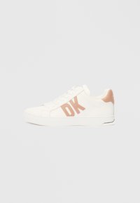 Λευκό αθλητικό παπούτσι με λεία υφή, που διαθέτει ένα έντονο φωτεινό ροζ λογότυπο "DK" στο πλάι και μια απαλό ροζ λεπτομέρεια στη φτέρνα.