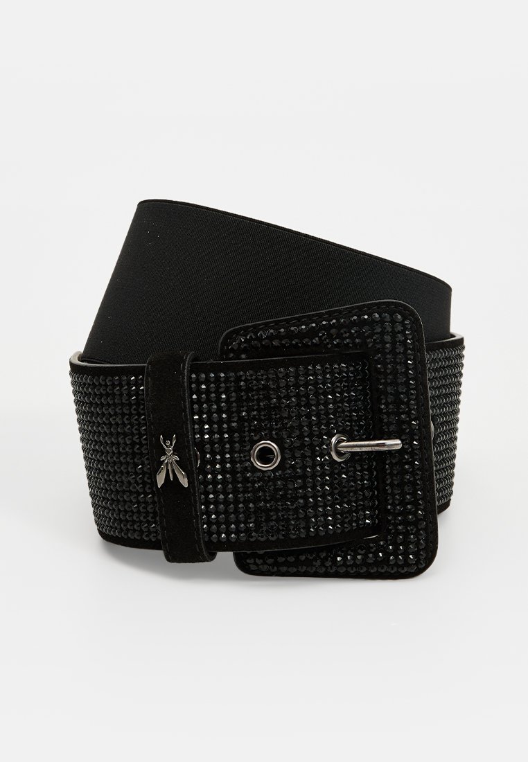Czarny pasek z elastycznym bandem, posiadający szeroką taśmę ozdobioną czarnymi cyrkoniami oraz kwadratową klamrą. Detale w kolorze srebrnym.