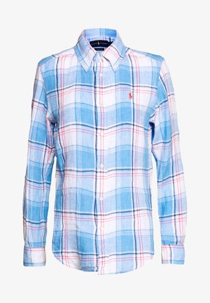 Blauw-wit geruit overhemd met knopen, met horizontale en verticale lijnen, accenten in rood en een klein logo op de borst.