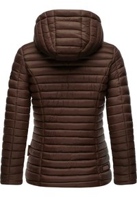 Bruine geïsoleerde jas met een capuchon, voorzien van een verticale quiltpatroon en een gladde textuur. Inclusief een klein merkpatch aan de zijkant.