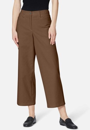 Bruine wijde broek met een gladde textuur, voorzien van een knoopsluiting aan de voorkant, riemlussen en zijzakken. Gekocht met zwarte instappers.