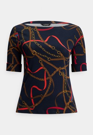 Tmavě modrý top s krátkými rukávy s červenými a hnědými vzory pásku, řetízků a copánků, s kulatým výstřihem a manžetovými rukávy.