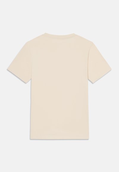 Απλό μπεζ κοντομάνικο T-shirt που φαίνεται από πίσω σε ανοιχτό γκρι φόντο.