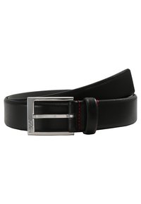 Cinturón de cuero negro con una hebilla de metal plateado, con detalles de costura roja en el cuero. Diseño simple, forma plana y textura suave.