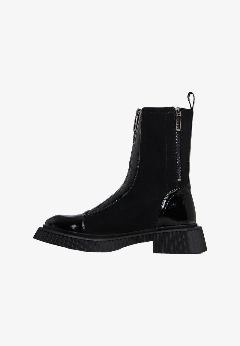 Stivaletti neri alla caviglia con texture lucide e opache, dotati di doppi cerniere laterali, suola spessa a coste e design con punta rotonda.