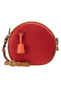 Okrągła torebka ze skóry w kolorze czerwonym z beżowym wykończeniem. Posiada ozdobny pomarańczowy chwost oraz regulowany brązowy pasek ze złotymi elementami metalowymi.
