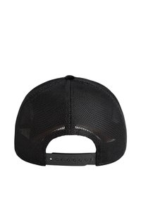 Gorra de malla negra con visera curva, con una correa ajustable de plástico en la parte trasera y un diseño de malla texturizada para ventilación.