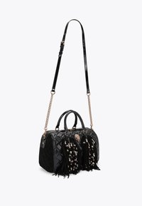 Borsa a tracolla nera trapuntata con doppio manico superiore, una tracolla removibile e frange decorative con perline. Finitura lucida, forma compatta.