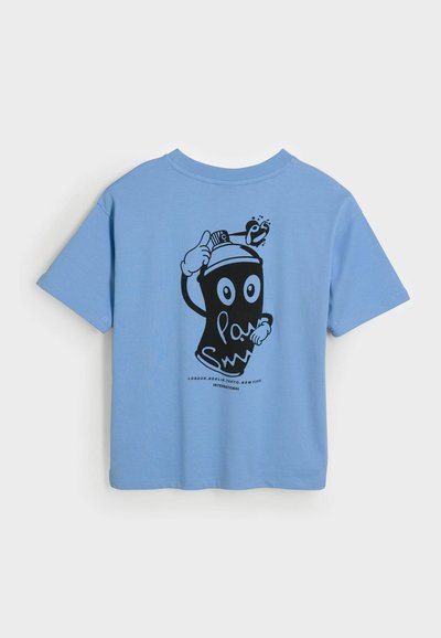 Blå bomullströja med rund halsringning. Har en svart tecknad grafik på baksidan som visar en sprayflaska med text nedan. Korta ärmar.