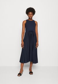 Tommy Hilfiger - TANK PLEATED DRESS MIDI - Päevakleit - desert sky Väikepilt 1