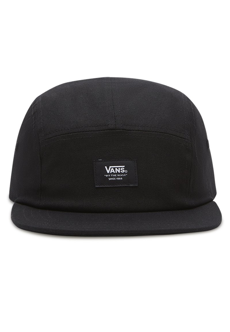 Gorra negra hecha de tela duradera con visera plana. En el frente tiene una etiqueta rectangular con el logo de Vans. Diseño simple y sin adornos.