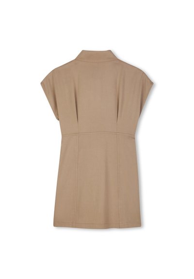 Μπεζ αμάνικο πουκάμισο με γιακά, με εφαρμοστό μπροστινό μέρος, πλισέ πίσω μέρος και αρθρωτό σχεδιασμό στους ώμους, κατασκευασμένο από απαλό ύφασμα.