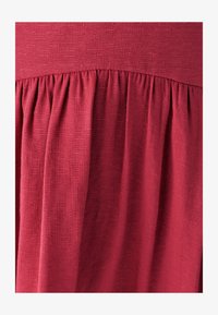 Seleccionado, brick red